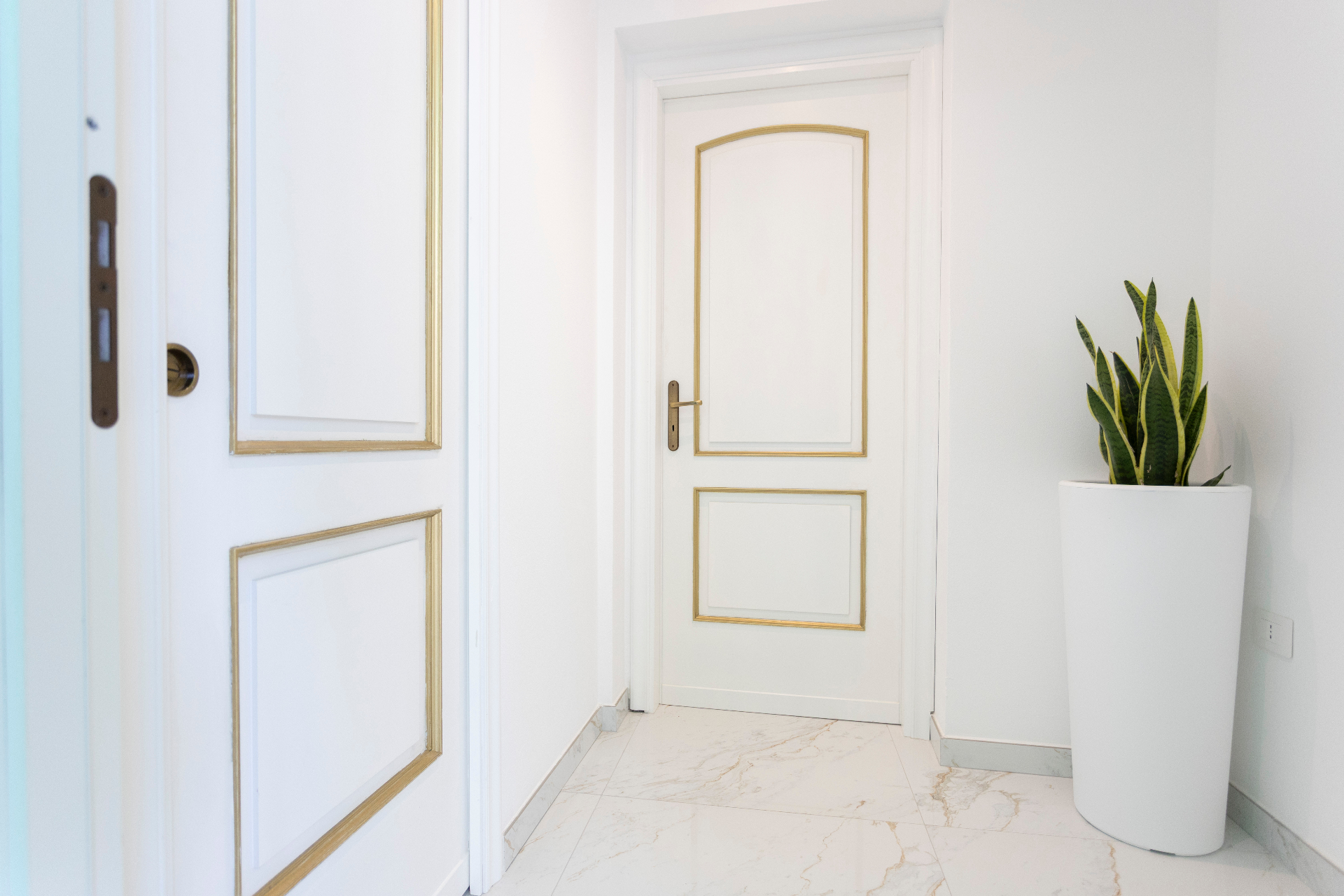 Suite Smeraldo - corridoio con porte laccate e dettagli oro