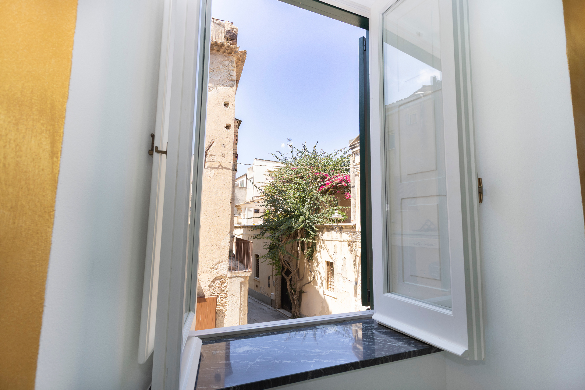 Suite Perla - affaccio sulla strada del centro storico di Tropea