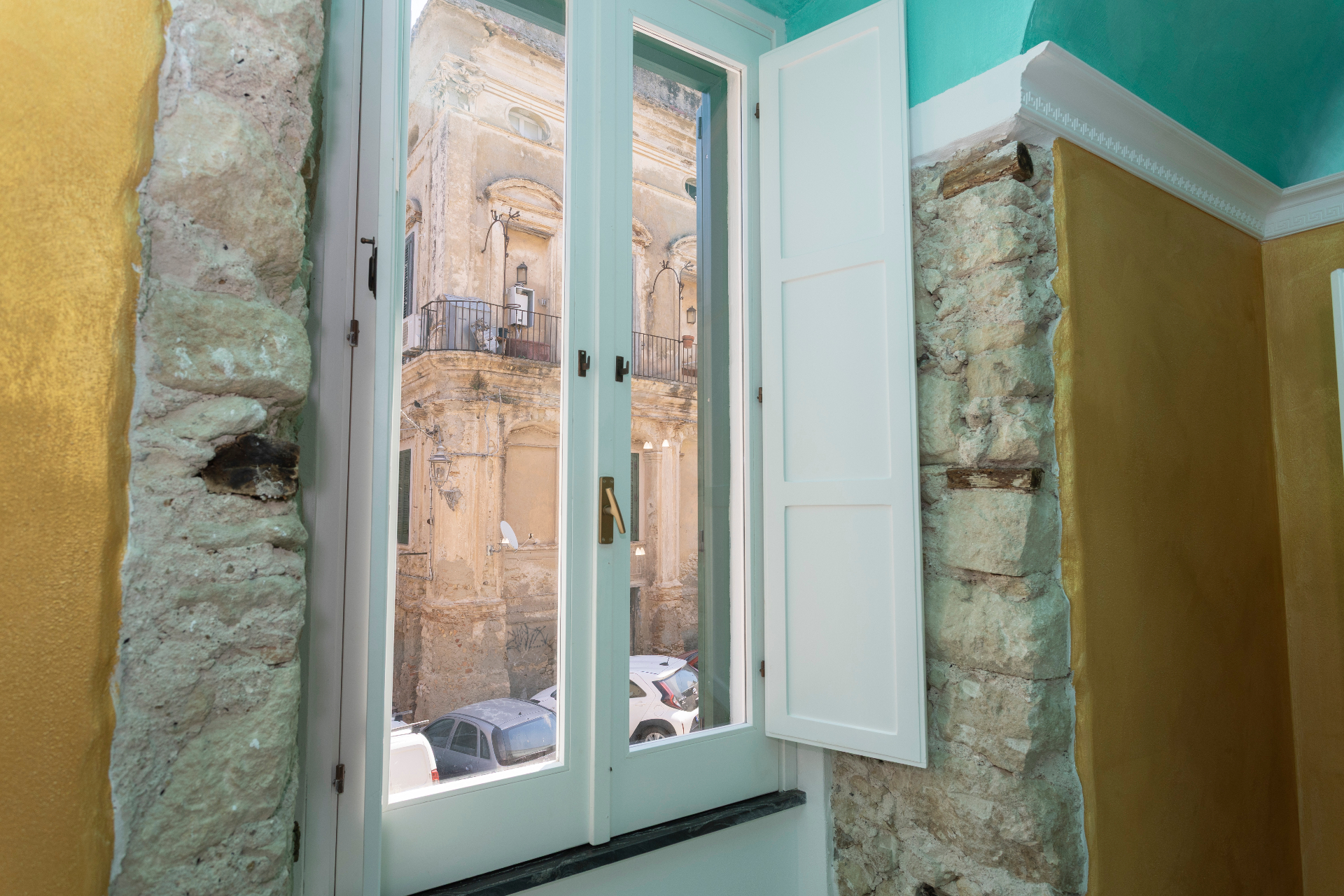 Suite Smeraldo - porta finestra affacciata sul palazzo storico del centro di Tropea
