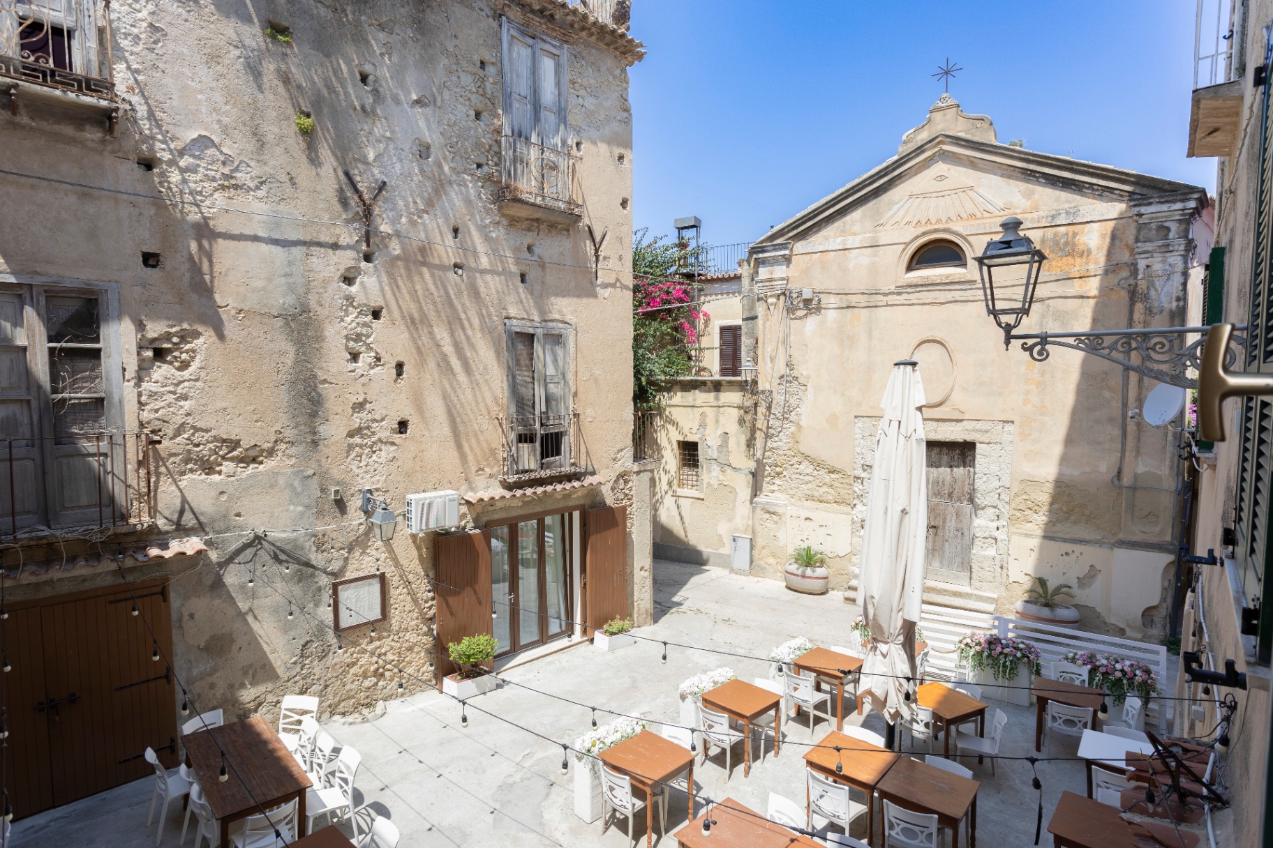 Suite Perla - vista dalla finestra sulla piazzetta del centro storico di Tropea con la chiesa antica