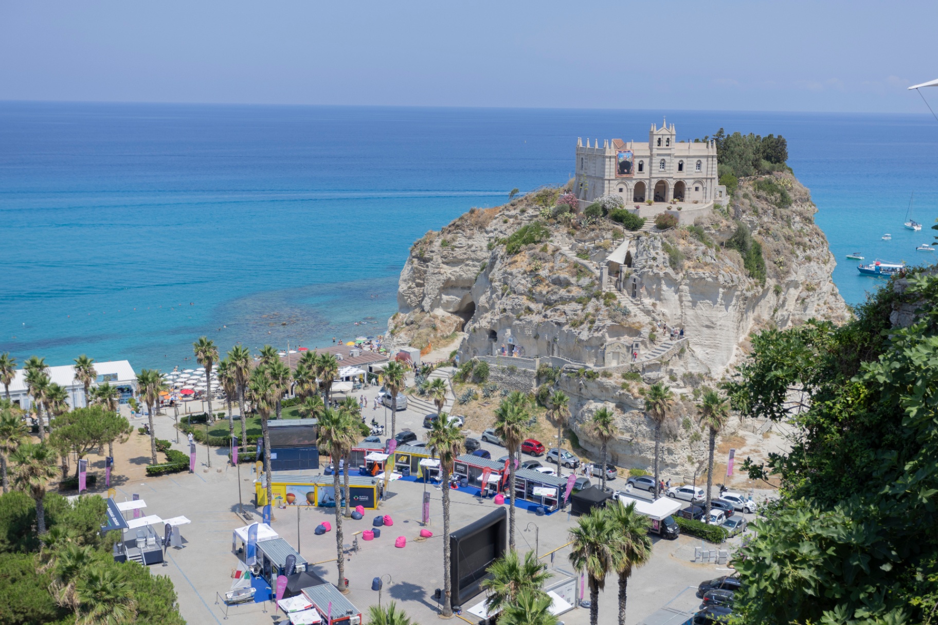 Panorama ampio sul santuario, il mare e la costa di Tropea