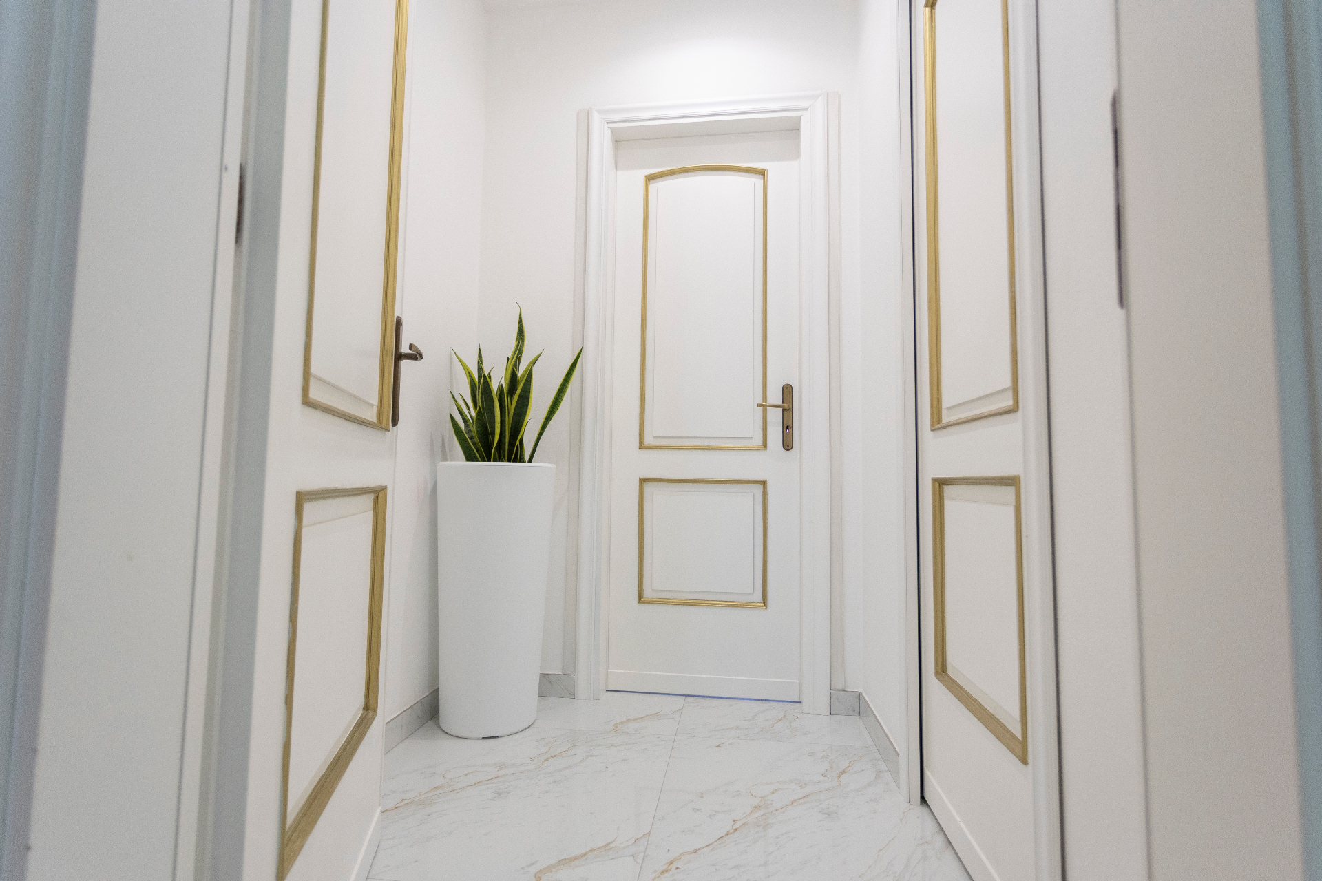 Suite Perla - disimpegno con porte laccate dai dettagli oro e pavimento in marmo