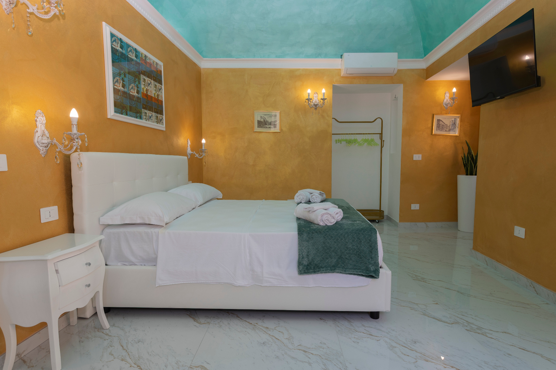 Suite Smeraldo - letto e arredi in stile mediterraneo