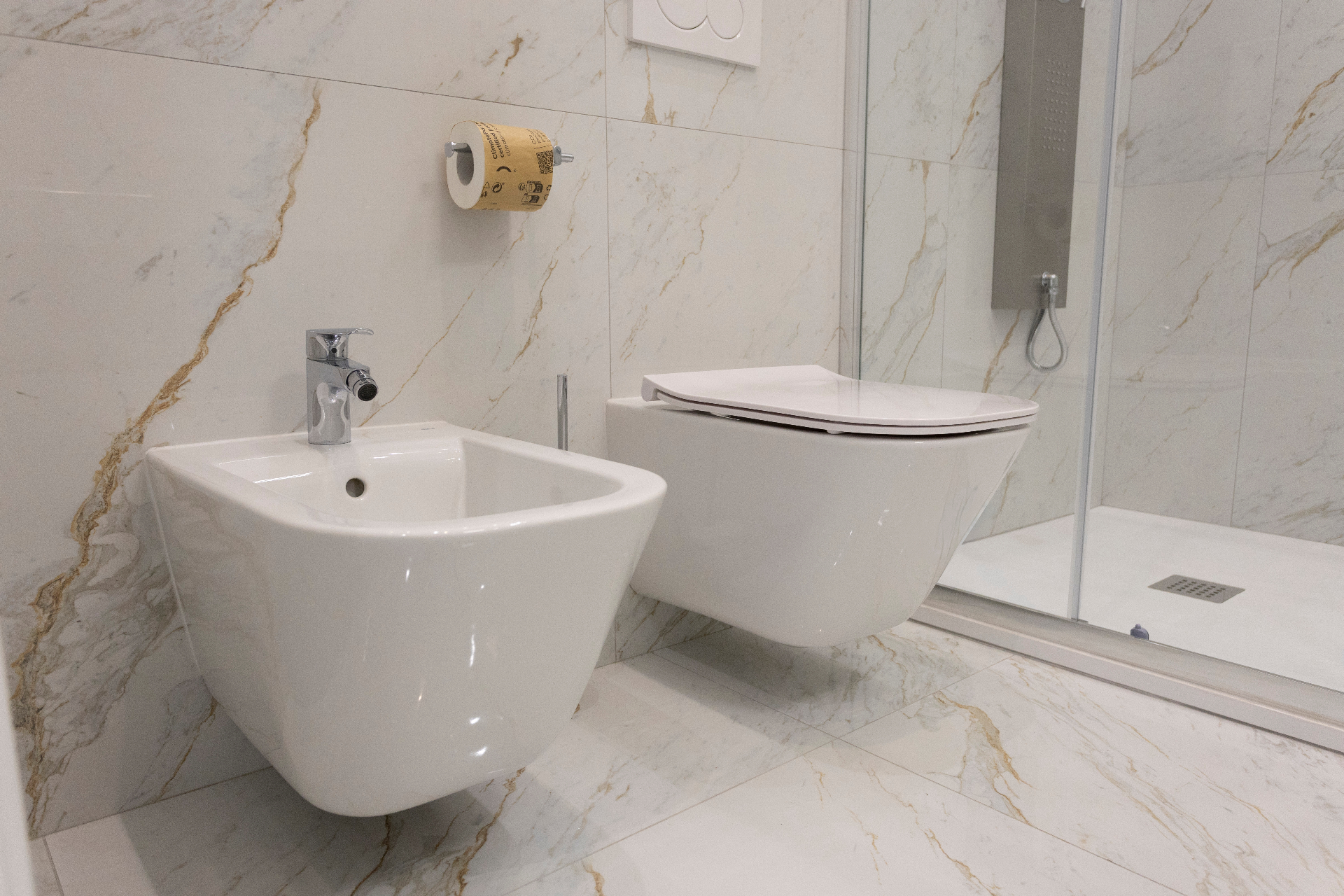Suite Perla - bagno con bidet, sanitari sospesi e doccia walk-in in marmo