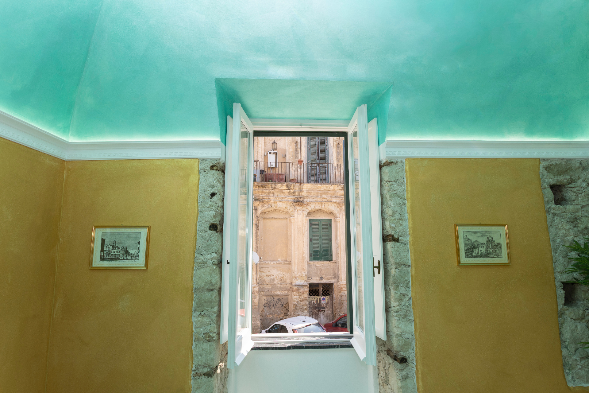 Suite Smeraldo - finestra aperta sul centro storico con soffitto acquamarina