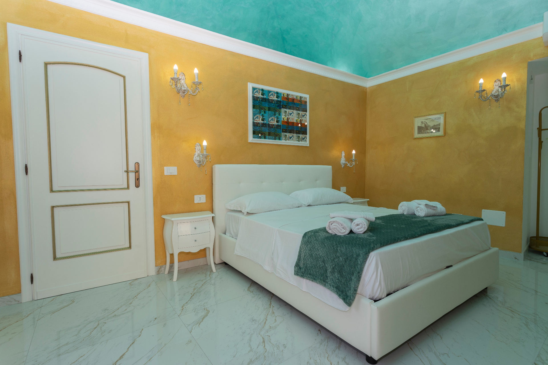 Suite Smeraldo - letto matrimoniale e pareti satinate color oro