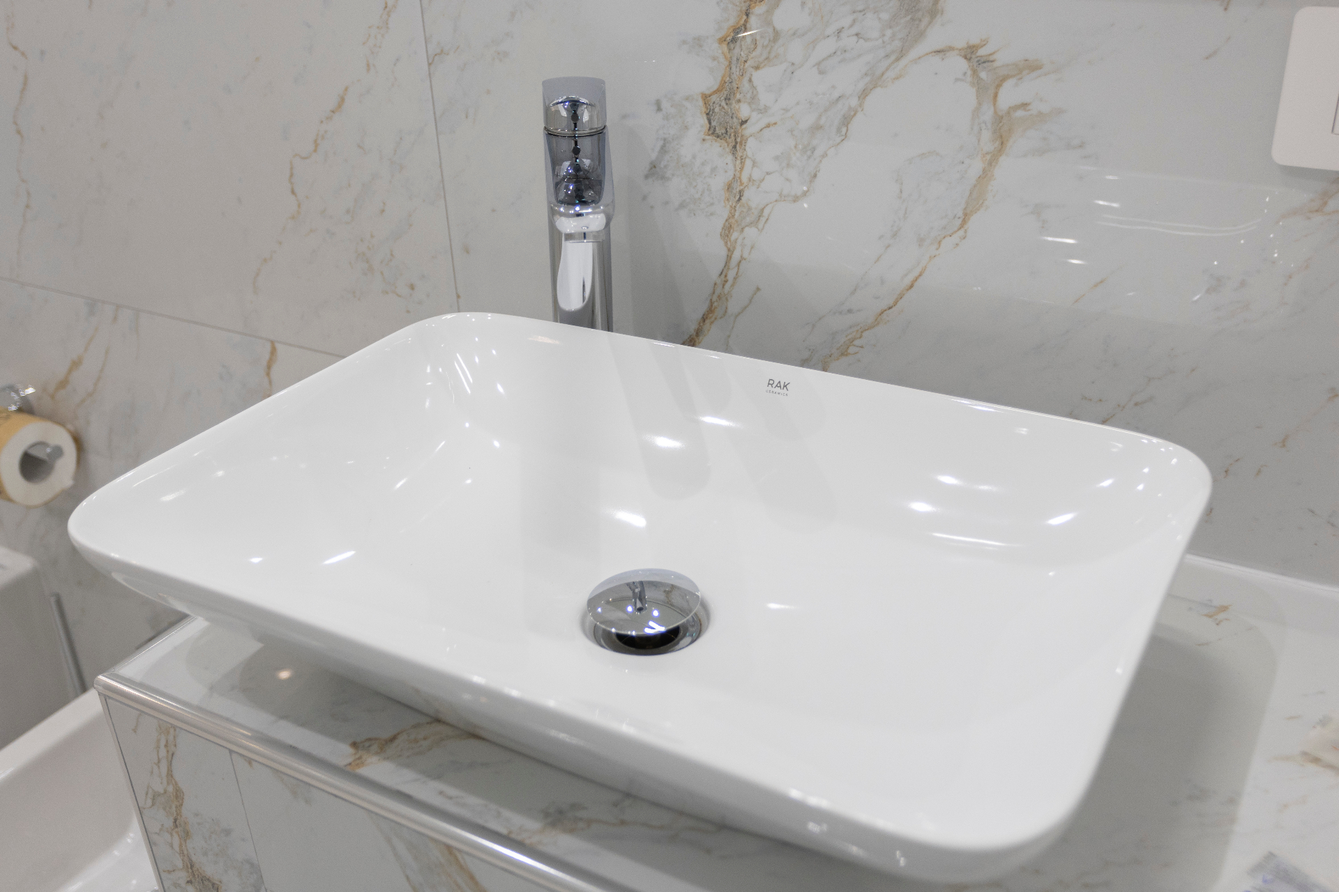 Suite Smeraldo - lavabo da appoggio in ceramica su mobile e parete in marmo