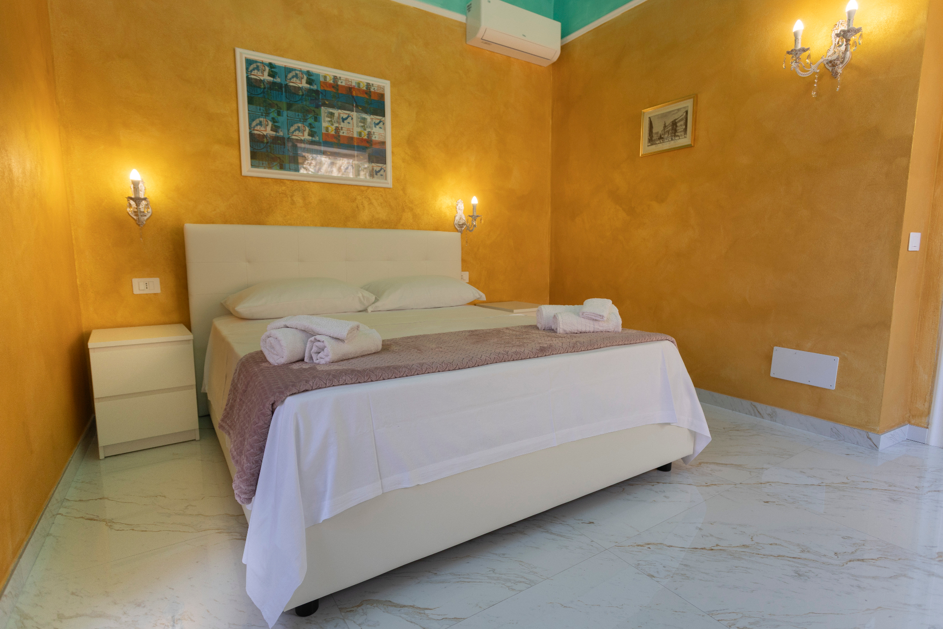 Suite Perla - letto matrimoniale con testiera capitonné e appliques in cristallo