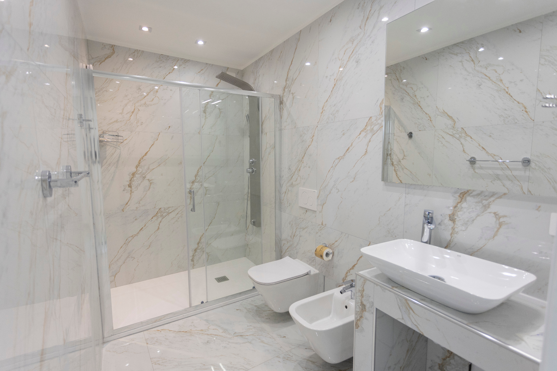 Suite Smeraldo - bagno in marmo con doccia walk-in