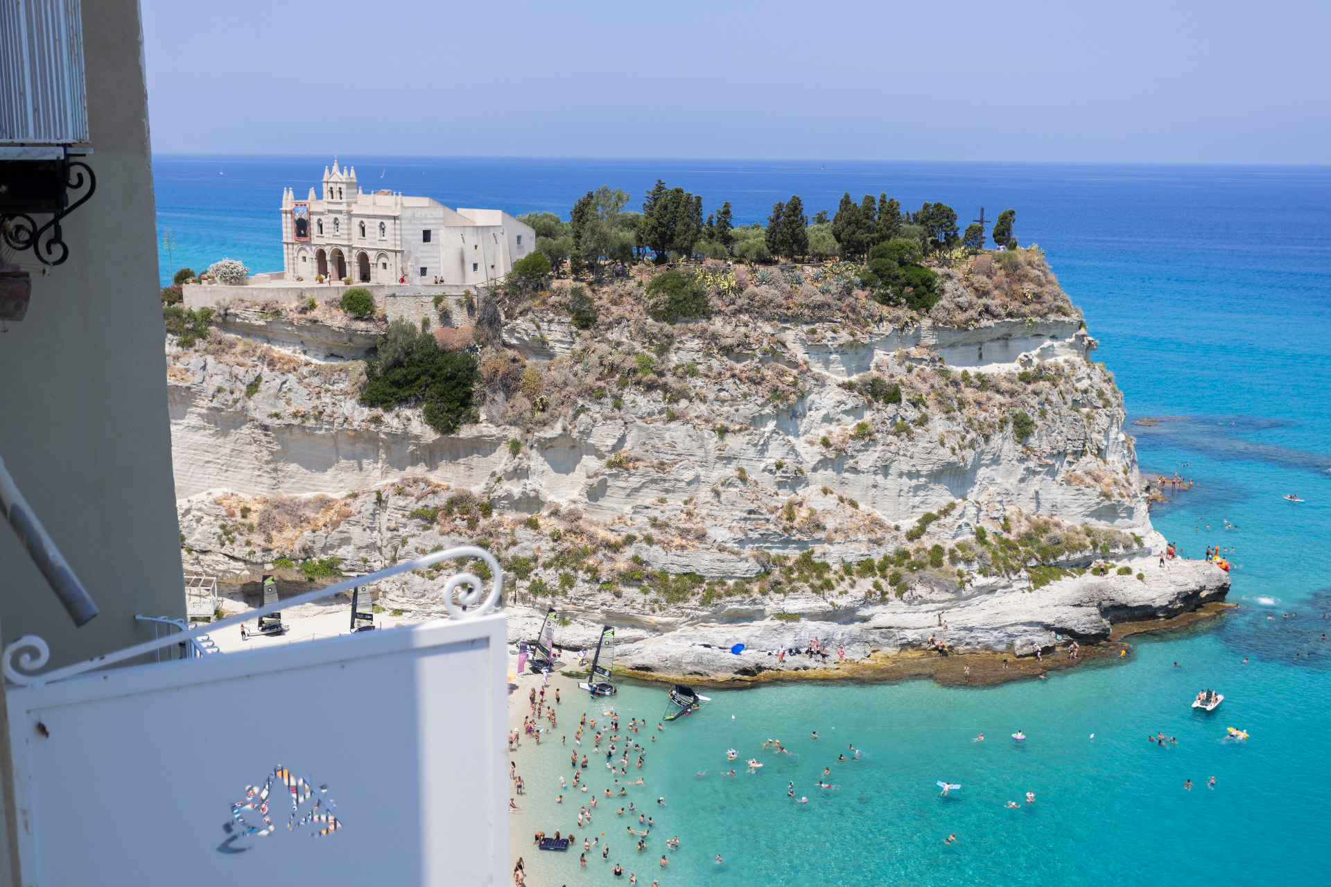 Vista sul Santuario di Santa Maria dell'Isola e sul mare di Tropea