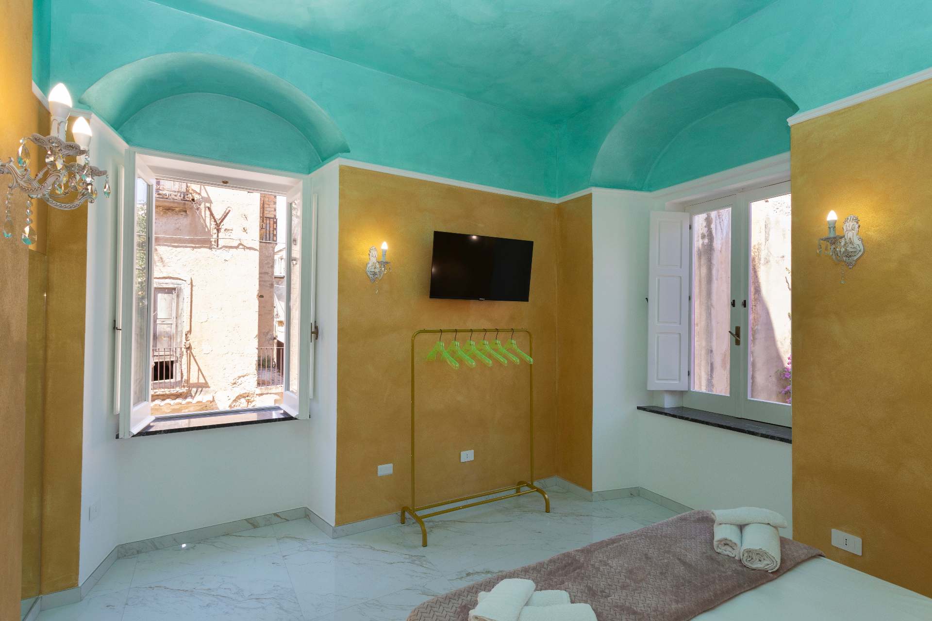 Suite Perla - camera con Smart TV, doppia finestra e soffitto acquamarina