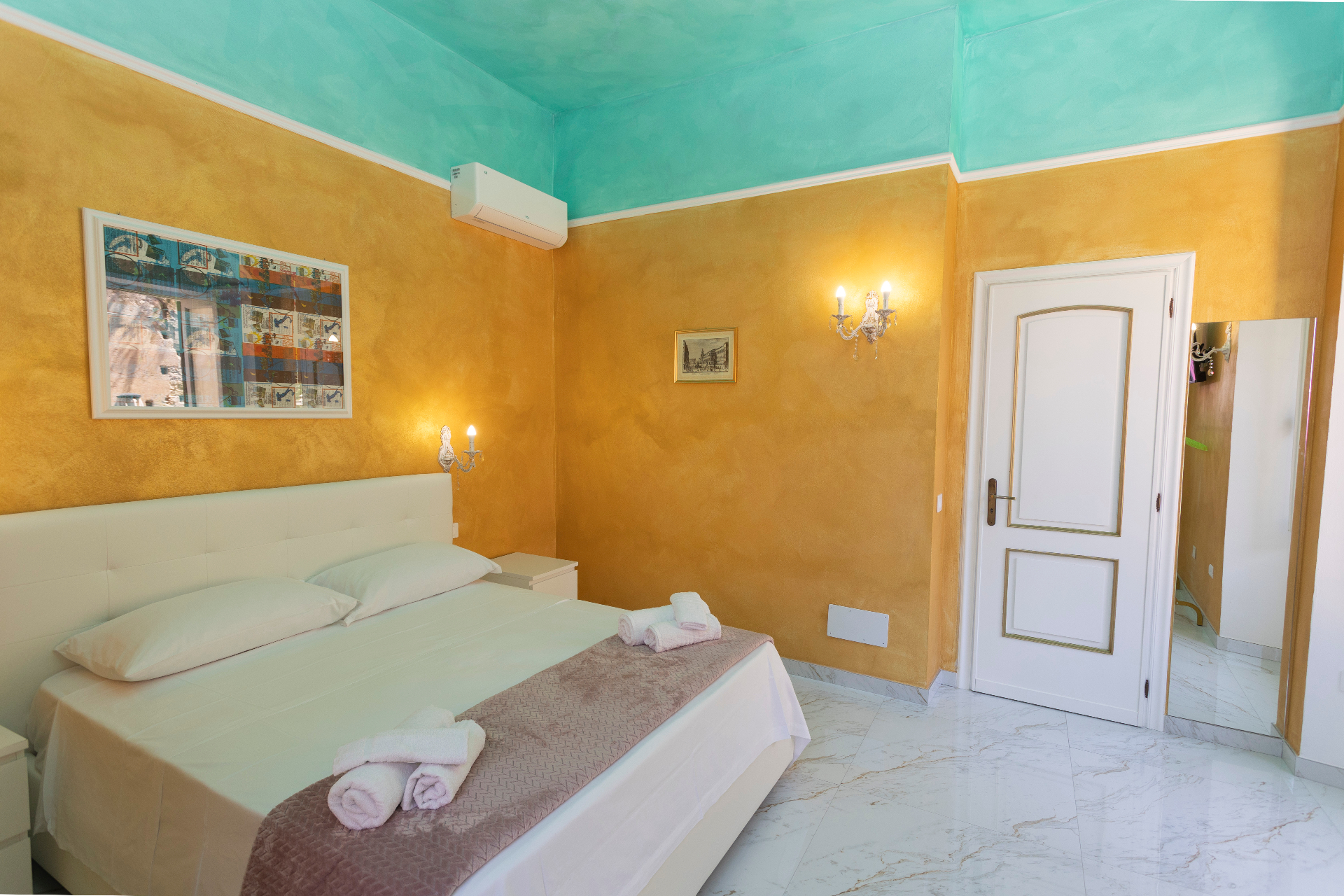 Suite Perla - camera matrimoniale con pareti color oro, soffitto acquamarina e appliques in cristallo