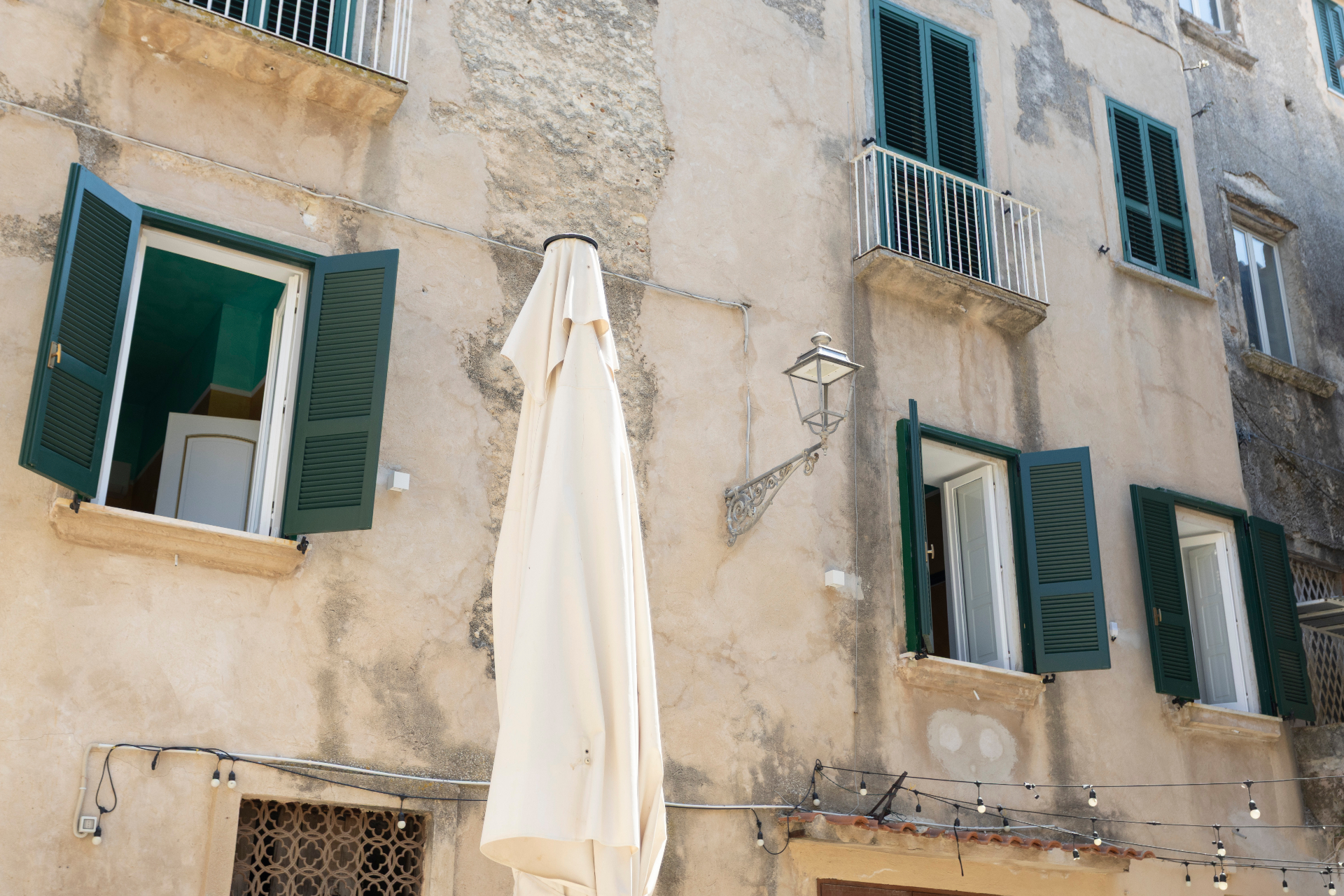 Suite Perla - scorcio sui palazzi storici con persiane verdi e lampione in ferro battuto
