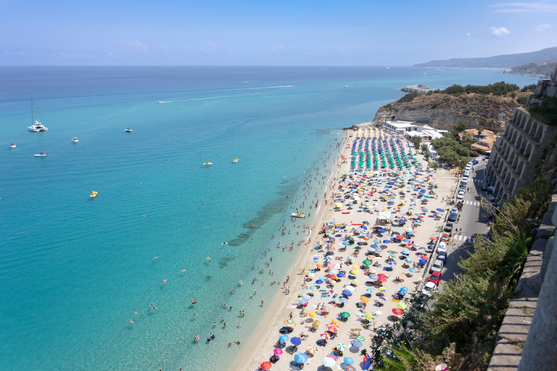 Spiaggia di Tropea con mare turchese vista dall'alto
