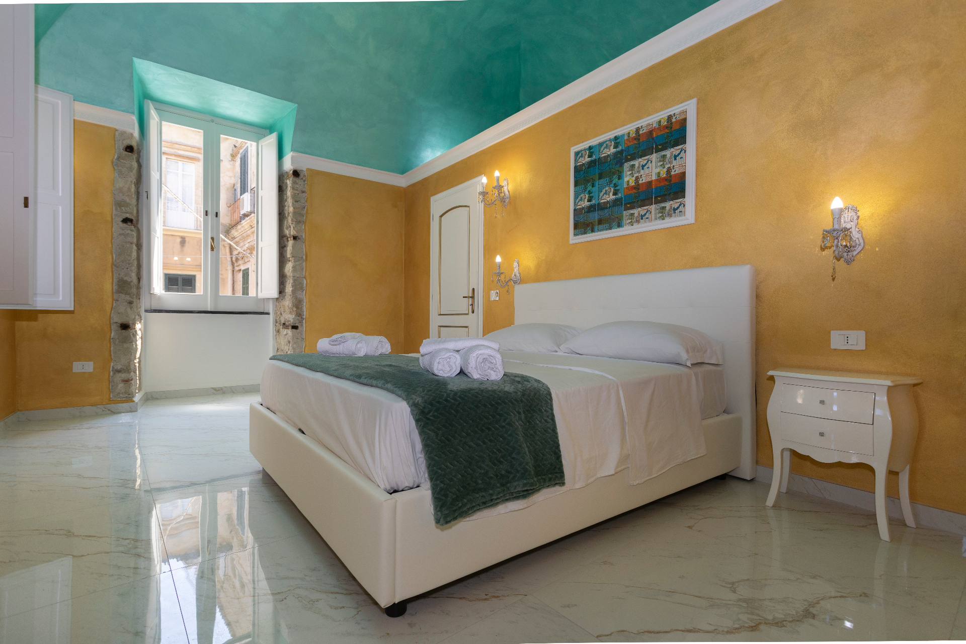 Suite Smeraldo - camera matrimoniale con pareti color oro e soffitto acquamarina