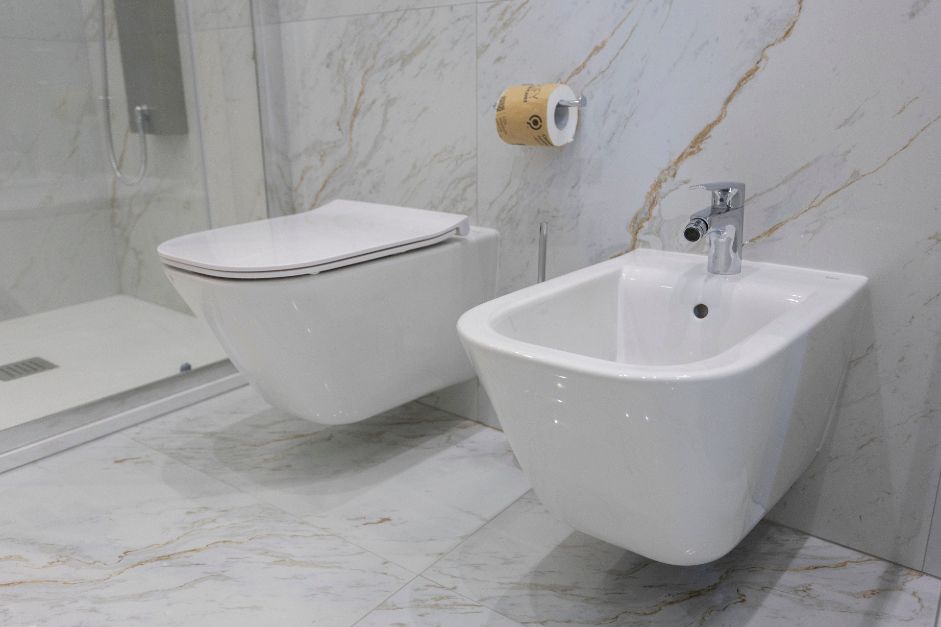 Suite Smeraldo - bagno in marmo con sanitari sospesi, bidet e doccia walk-in