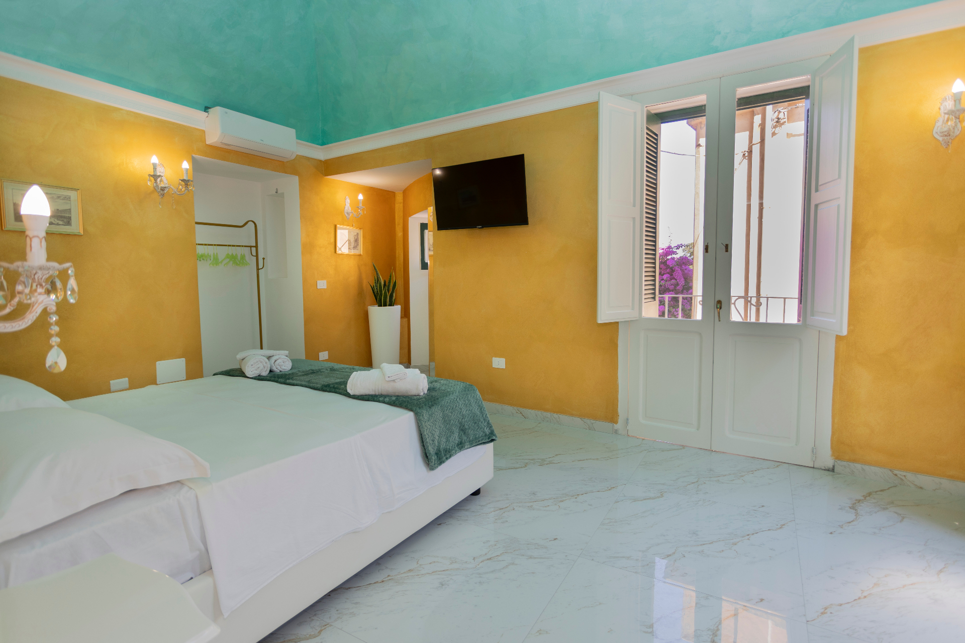 Suite Smeraldo - vista con porta finestra e balcone