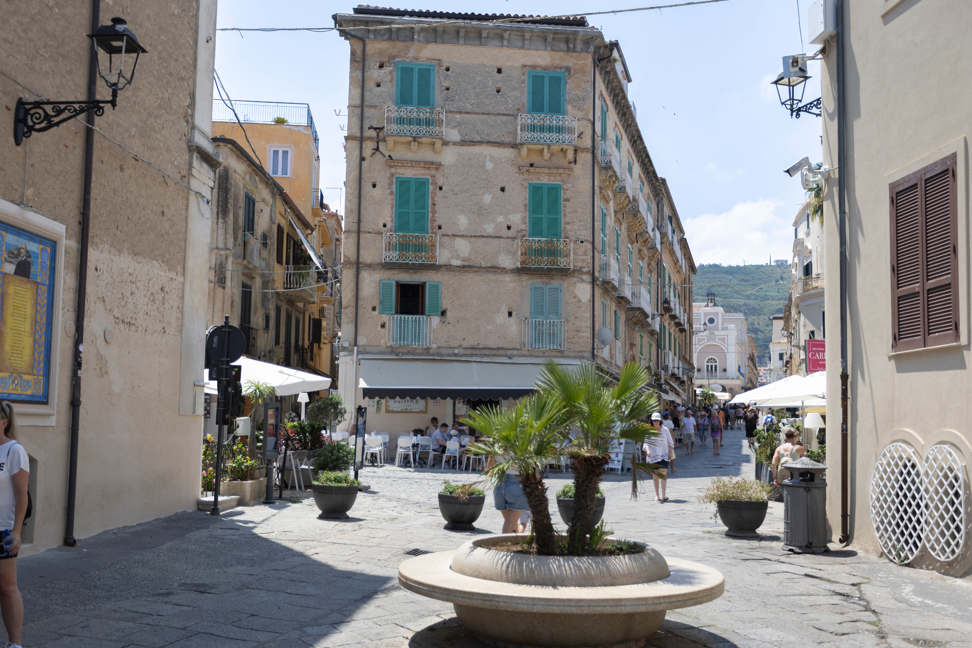 Passeggiata nel centro storico di Tropea tra palazzi e caffè