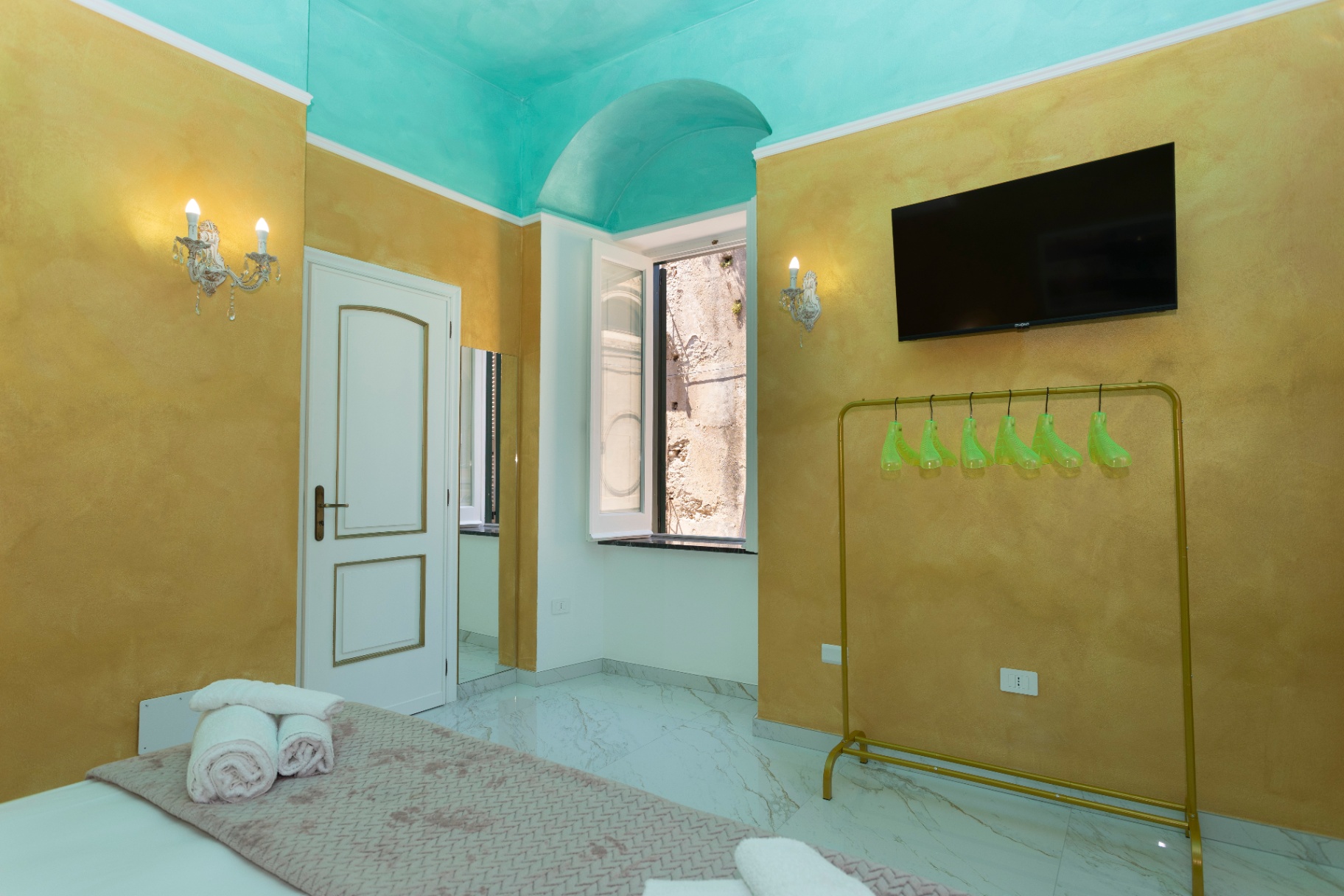 Suite Perla - pareti color oro, Smart TV e dettagli della camera