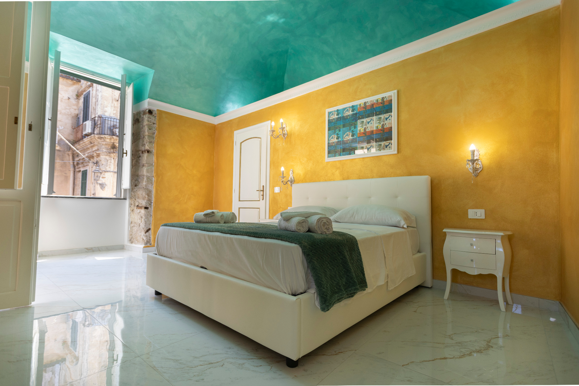 Suite Smeraldo - camera con soffitto acquamarina e luce naturale