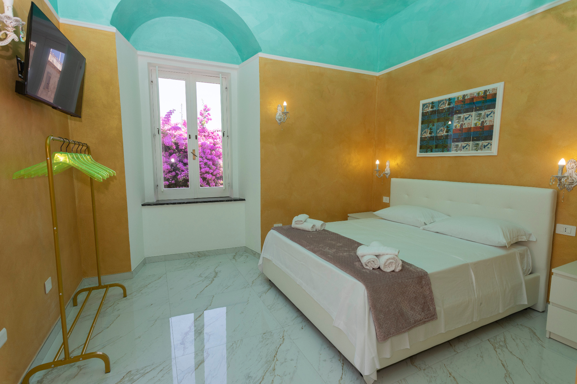 Suite Perla - camera luminosa con Smart TV, finestra e vista sulla bouganville